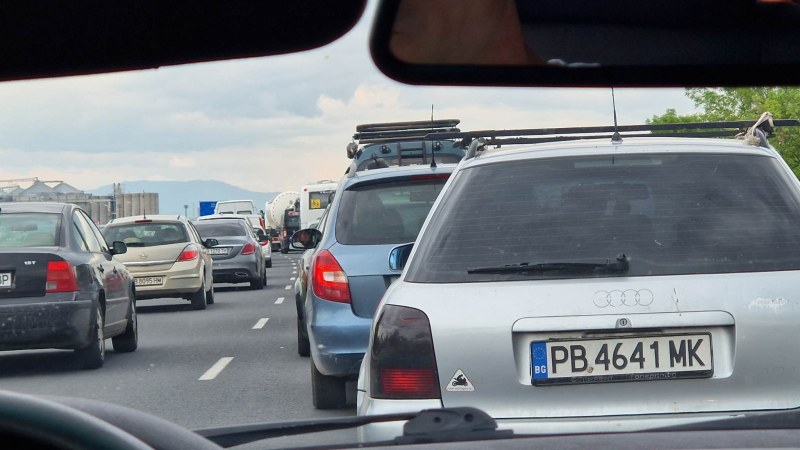 Бременна жена започна да ражда в голямо задръстване край Бургас, полиция я ескортира до болница