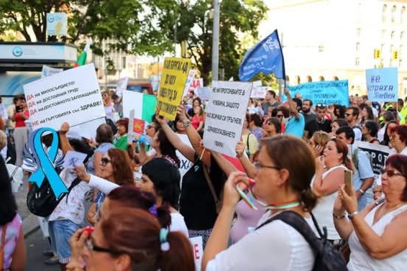 Медицинските сестри от цялата страна излизат на протест, искат заплати по 3100 лв.