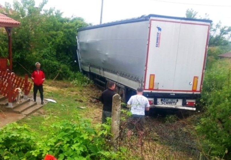 Шофьорът на тир, който се вряза в двор - с положителна проба за наркотици