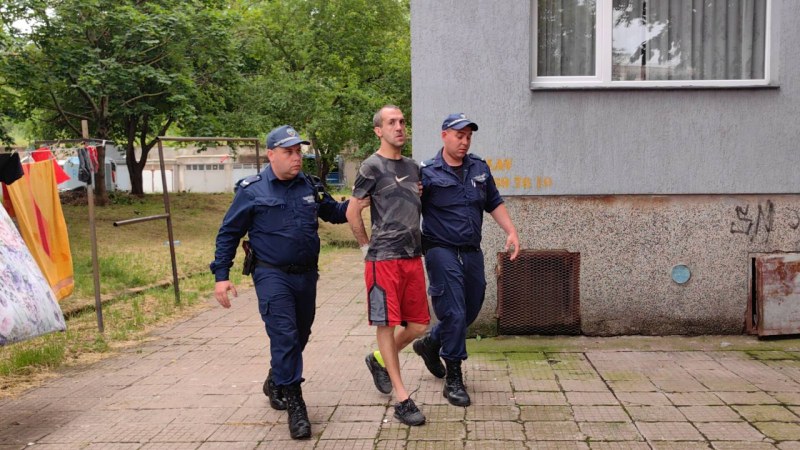 30-годишен мъж, употребил дрога, подпали апартамента си и хвърля електроуреди през балкона