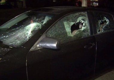 Драма: 26-годишна преспа в Районното в Пазарджик, изпочупила стъклата на колата на друга жена