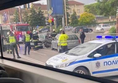 Мъж загина, след като градски автобус помете кола на кръстовище в София