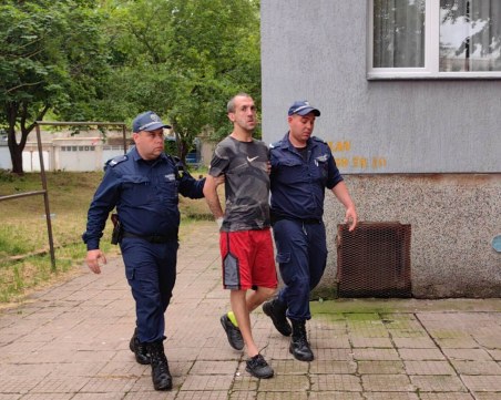 30-годишен мъж, употребил дрога, подпали апартамента си и хвърля електроуреди през балкона