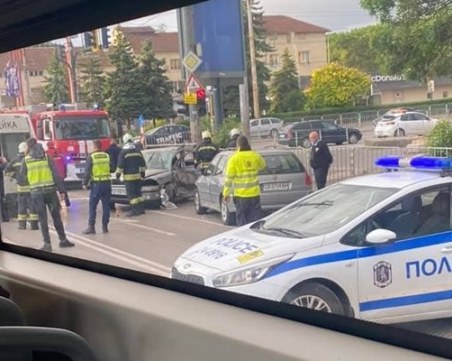 Мъж загина, след като градски автобус помете кола на кръстовище в София