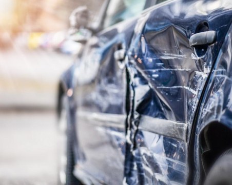 Шофьор е с опасност за живота след удар в дърво