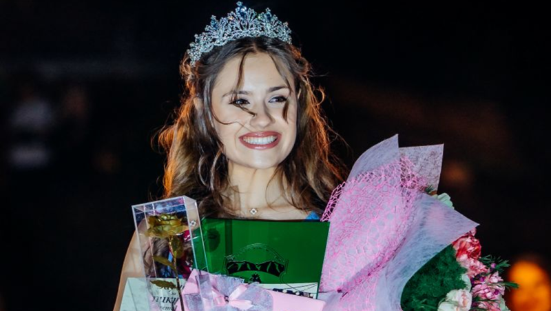 Карловската Царица на розата дари паричната награда от спечеления конкурс