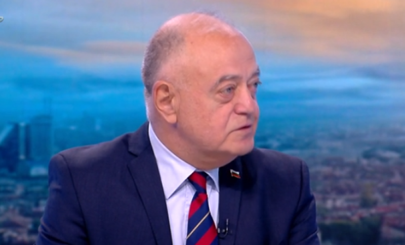 Атанас Атанасов: Румен Радев е „опакован