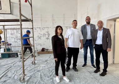 Кметът Костадин Димитров и зам кметът по образование Владимир Темелков провериха