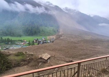 Срутване на ледник разруши цяло село в Южна Швейцария
