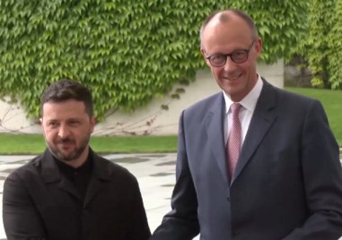 Германският канцлер Фридрих Мерц посрещна днес украинския президент Володимир Зеленски с военни почести в