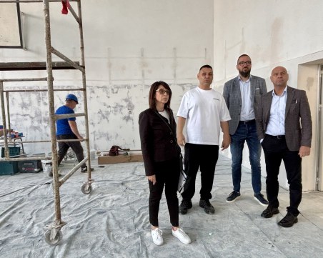 Кметът Костадин Димитров провери напредъка по модернизацията на ОУ „Димитър Талев