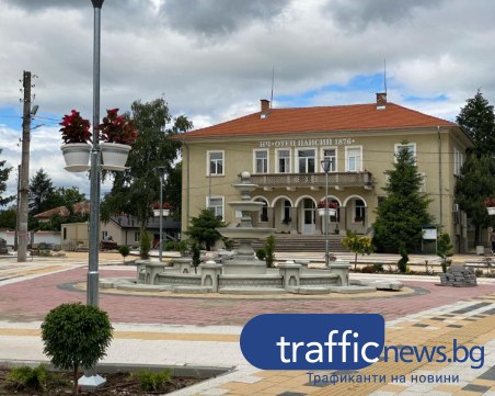 От прах и коли до сцена за култура: Брезово е с нов централен площад СНИМКИ