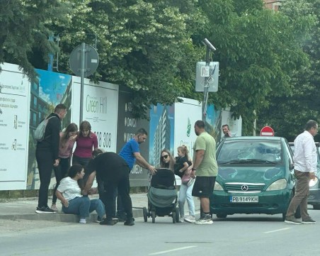 Шофьор блъсна майка с количка в Смирненски