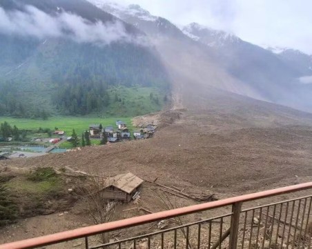 Срутване на ледник разруши цяло село в Южна Швейцария