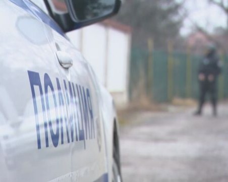 Тормоз в монтанско село: Младежи влизат в домовете на хората, нападат с шишета, тухли, керемиди