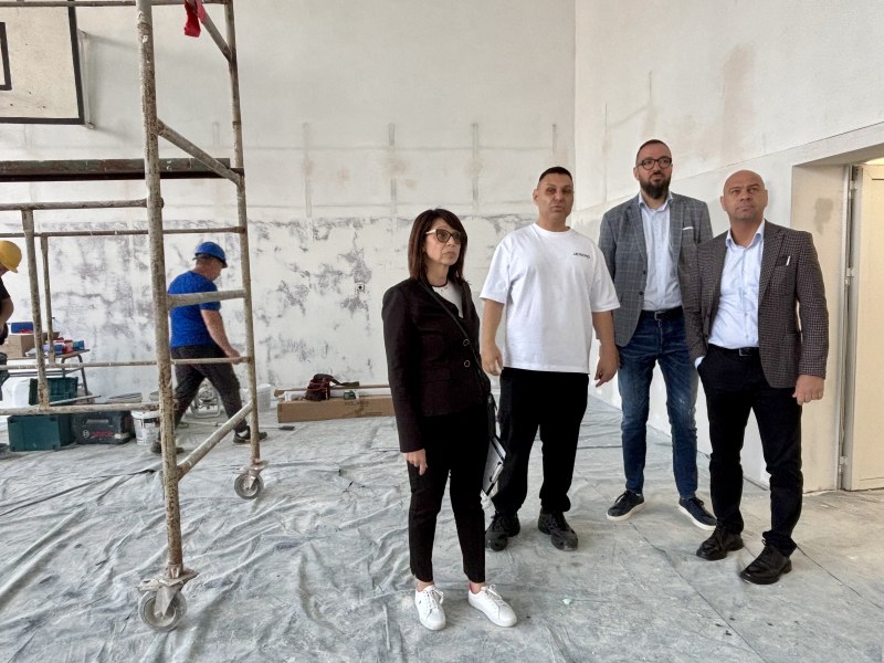 Кметът Костадин Димитров провери напредъка по модернизацията на ОУ „Димитър Талев