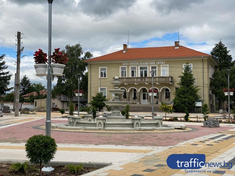 От прах и коли до сцена за култура: Брезово е с нов централен площад СНИМКИ
