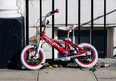 Автори на две посегателства са установени и задържани от служителите