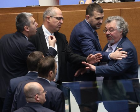 Почти до бой се стигна между депутати от 