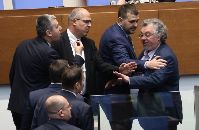 Почти до бой се стигна между депутати от