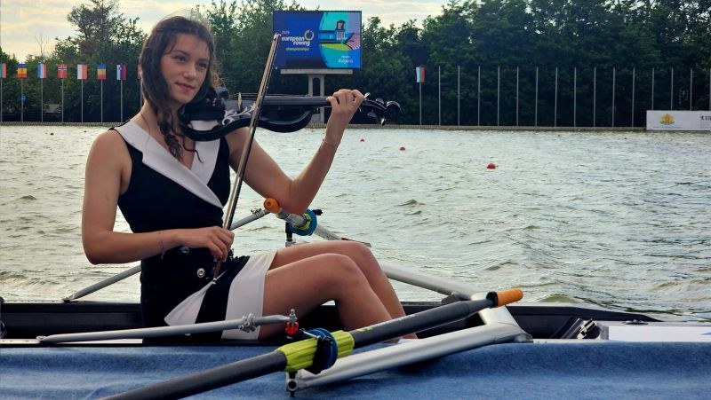 Цигуларка дойде с лодка на Европейското по гребане в Пловдив