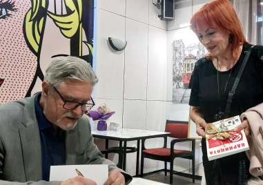 Асен Сираков представи новите си книги Фейсбукър. Епопея на забравеното и Поетична палитра. Отбрани преводи