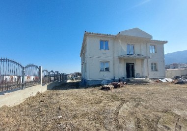 Заради дългове: Тузарска къща с басейн в Марково търси нов собственик