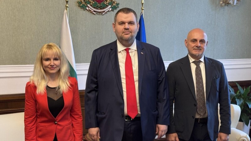 Още един депутат на Доган премина към Пеевски