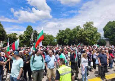 Автобуси докараха протестиращи срещу еврото в Пловдив, демонстранти блокираха движението СНИМКИ