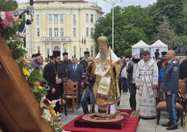 Православни архиереи и вярващи от цял свят са в Пловдив за богослужението на Митрополит Николай СНИМКИ