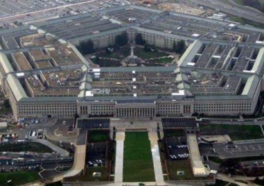 Американският министър на отбраната Пийт Хегсет предупреди че Китай се