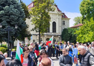 Стотици противници на еврото с шествие в Пловдив: Искат да погребат българския лев навръх рождения му ден!