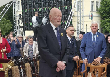 Цар Симеон II чете молитва на съборната архиерейска служба в Пловдив