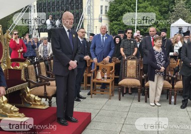 Царят пристигна за духовното тържество в Пловдив, слуша прав литургията на Митрополит Николай