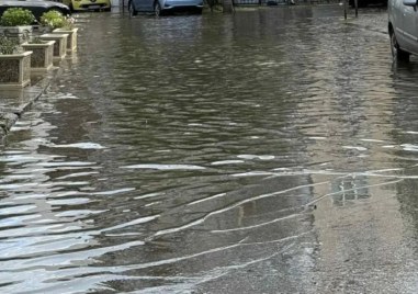 Улици в Пазарджик се наводниха след 10 минутния дъжд този следобед Прочетете