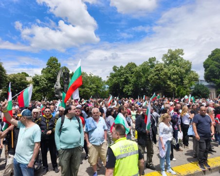 Автобуси докараха протестиращи срещу еврото в Пловдив, демонстранти блокираха движението