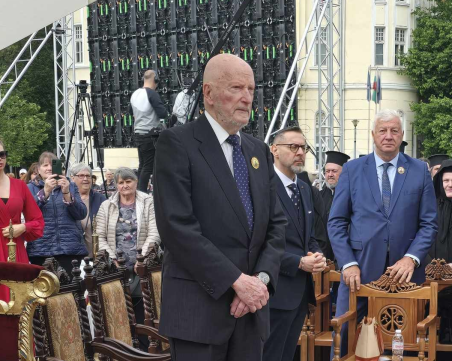 Цар Симеон II чете молитва на съборната архиерейска служба в Пловдив