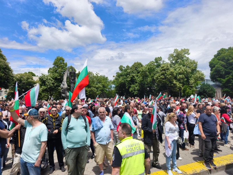 Автобуси докараха протестиращи срещу еврото в Пловдив, демонстранти блокираха движението СНИМКИ