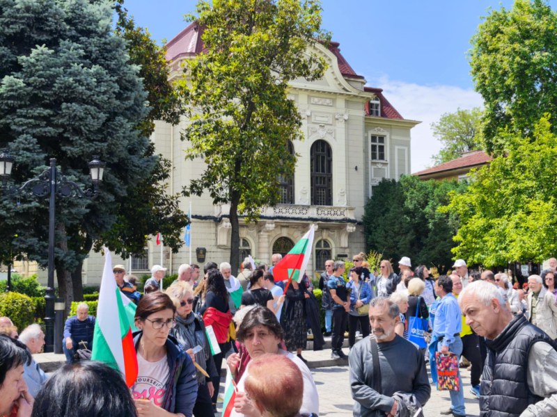 Стотици противници на еврото с шествие в Пловдив: