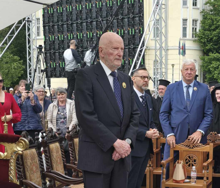 Цар Симеон II чете молитва на съборната архиерейска служба в Пловдив