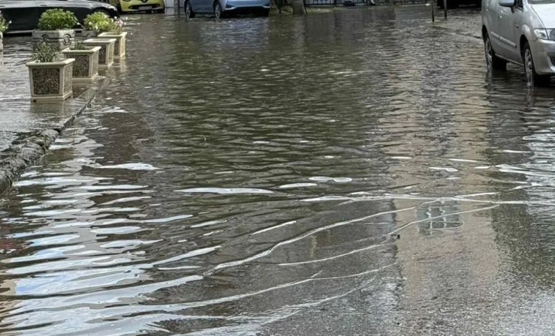 Улици в Пазарджик се наводниха след 10-минутния дъжд този следобед.Прочетете
