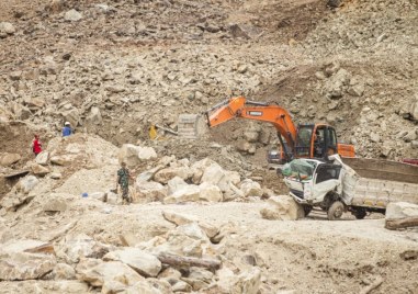 Индонезийските спасителни екипи продължават днес издирването на осем души които