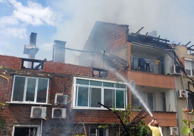 Пожар е обхванал няколко стопански постройки и къщи в кв