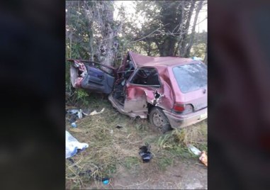 Неправоспособен водач с нерегистриран автомобил е самокатастрофирал на пътя между