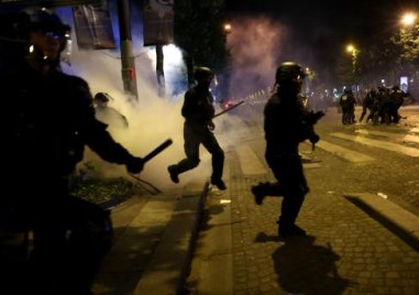 Двама души загинаха във Франция и 559 са арестувани по