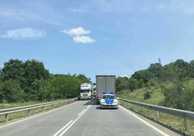 Катастрофа с тирове затруднява движението по Е79