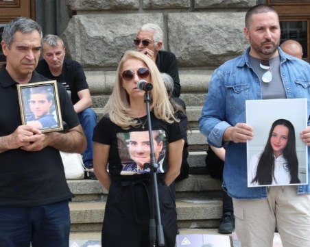 Граждани се събраха на бдение в София в памет на децата, загинали на пътя