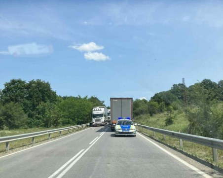 Катастрофа с тирове затруднява движението по Е79