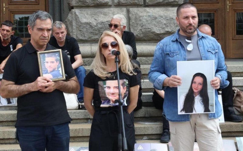 Граждани се събраха на бдение в София в памет на децата, загинали на пътя