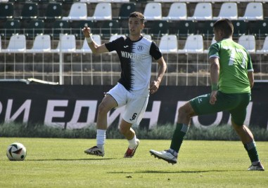 Двама играчи на Локо отиват в Черно море